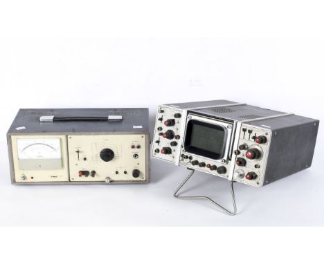 A Dynamco amplifier model no, 1Y2 and a Dymar Type 723 ammeter, the first with serial no. 7410, display Unit D7100, 35cm x 46