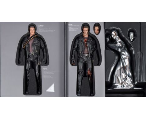 Two Hot Toys 1/6th scale Terminator Judgement Day figures 'T-800' (DX10) and 'T-800 Battle Damaged Version' (DX13) :, accesso