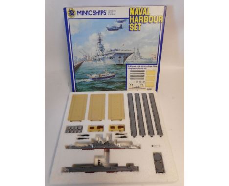 Triang Minic Ships M906 'Naval Harbour' set: comprising an aircraft carrier, warship with various accessories, with colour le