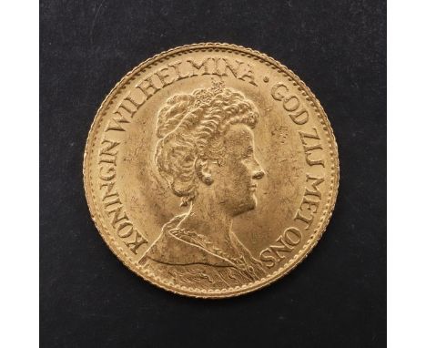 A QUEEN WILHELMINA GOLD 10 GUILDEN COIN, 1917. Crowned bust r. Reverse with crowned shield and value, dated 1917. c 6.73 g. *