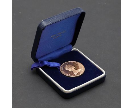 A BAHAMAS INDEPENDENCE GOLD FIFTY DOLLAR COIN. 1973. An Elizabeth II Bahamas 50 Dollar coin, crowned bust r. within The Commo