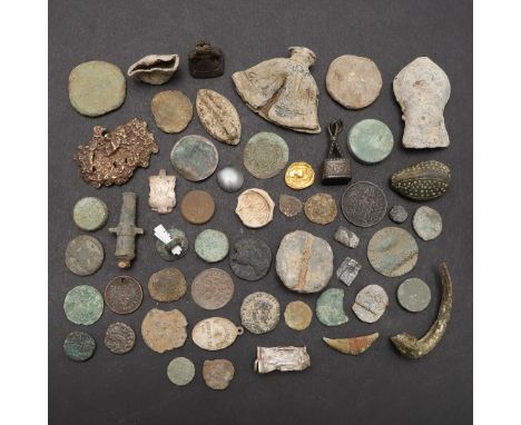 AN INTERESTING COLLECTION OF DETECTING FINDS TO INCLUDE A PILGRIM FLASK. A collection of varied detecting finds to include a 