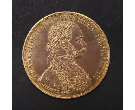 A RESTRIKE AUSTRIAN GOLD 4 DUCAT PIECE WITH DATE 1915, IN LIGHT MOUNT. Laureate bust of Franz Joseph I, Reverse with crowned 