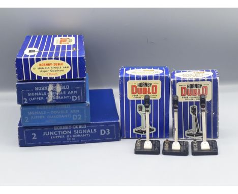 Hornby Dublo five colour light Signals and four boxes of manual Signals, excellent to mint, boxed. 4x ES6/5045 1 boxed. 1x 50