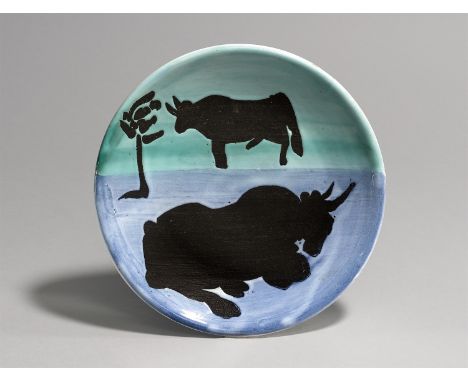 (See English version below)„TOROS“. 1952Keramikteller, mit Engoben- und Emaillebemalung, glasiert.  Durchmesser: 20&nbsp;cm (