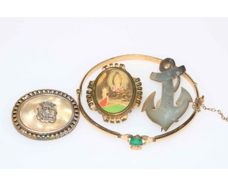 9 carat gold and emerald bangle and three brooches.