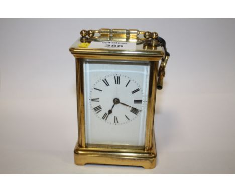 AN ANTIQUE FRENCH BRASS 8 DAY STRIKING MOVEMENT CARRIAGE CLOCK 
