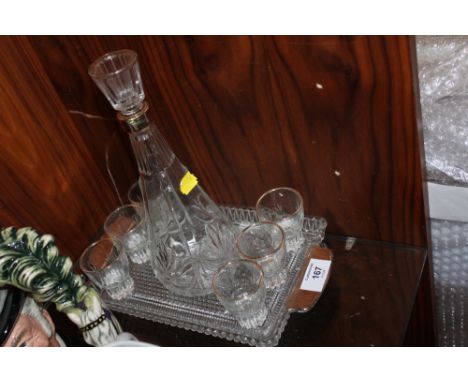 A VINTAGE / RETRO DECANTER AND SHOT GLASS SET 