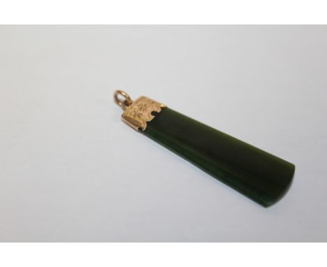 A 9 CARAT GOLD MOUNTED JADE PENDANT 