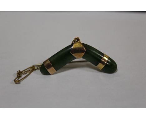 A 9CT ROSE GOLD MOUNTED JADE BROOCH IN THE FORM OF A BOOMERANG 