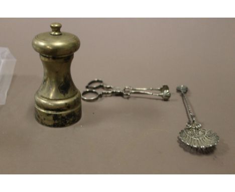 A HALLMARKED SILVER PEPPER GRINDER, FILIGREE SPOON & A PAIR OF GEORGIAN SILVER SUGAR NIPS