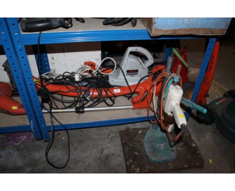 A SELECTION OF GARDEN TOOLS TO INCLUDE A RYOBI LEAF BLOWER + A PILLAR DRILL