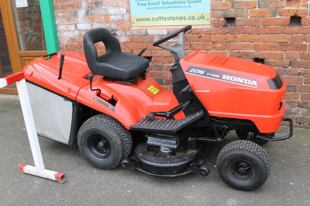 A HONDA 2216 RIDE ON MOWER