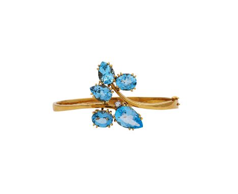 Armreif mit Blautopasen, GG 18K, 36,8 gr, Innenumfang ca. 16 cm, 20./21. Jh., leichte Tragespuren, Steine unterseitig tlw. be