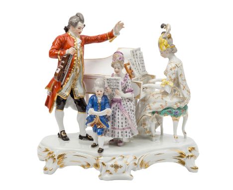 MEISSEN, Gruppe-Familie Mozart, 1850-1918 Porzellan, farbig und gold staffiert, der Vater dirigiert und hält die Geige in der