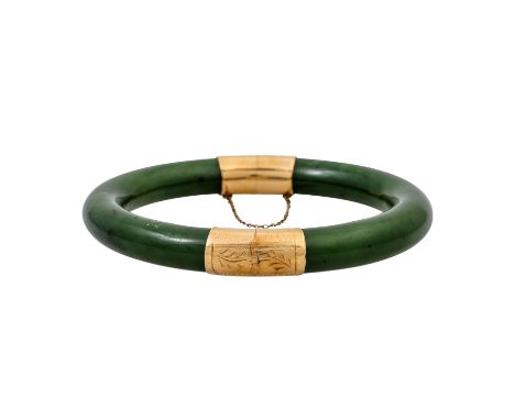 Armreif aus Nephrit mit Beschlägen aus GG 14K, floral graviert, D: 6 cm, 20. Jh., guter Erhalt.| Bangle made of nephrite comb