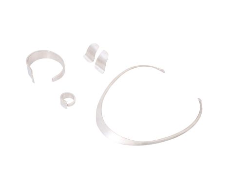 Schmuckset aus Silber, 139,1 g, bestehend aus Halsreif, Armspange, Ring, Weite 50 und Ohrclips, dänisches Design 20./21. Jh.,