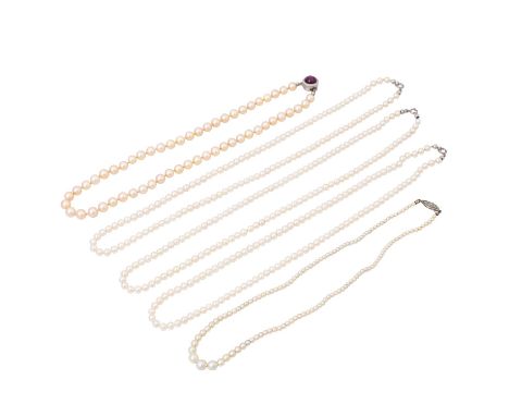 Konvolut Akoya Perlenketten, Zuchtperlen von ca. 2,5-6.4 mm, schöner Lüster, Schließen 14K+18K, 1x mit Rubincabochon, versch.