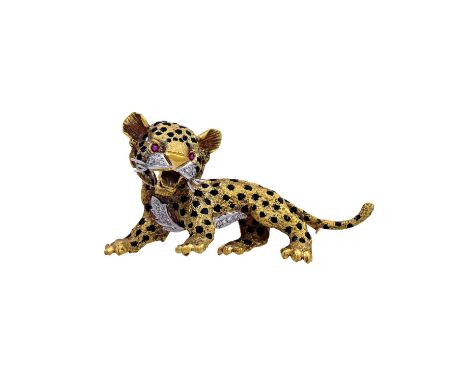 Große Brosche "Wildkatze", GG 18K, 35,6 gr, ca. 8x4 cm, tlw. schwarz emailliert, Diamanten zus. ca. 0.20 ct, 2 kleine Rubine,