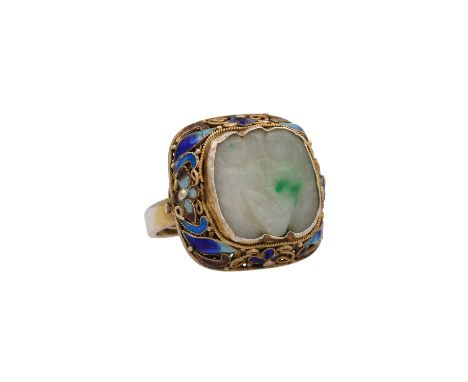Chinesischer Ring mit antiker gravierter Jadeitplatte, Silber, vergoldet, filigran florale Arbeit mit farbigem Email, Ringsch