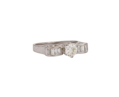 Ring mit Brillant von ca. 0,6 ct flankiert von 8 Diamanten im Baguetteschliff zus. ca. 0,4 ct, ca. GW (K-L)/SI gefasst in Vol