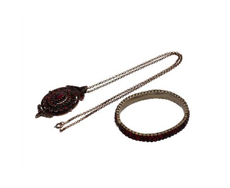 Konvolut Granatschmuck bestehend aus Armreif, Metall vergoldet und Medaillonanhänger 6x3,5 cm mit Erbskette 52 cm, Silber, ro