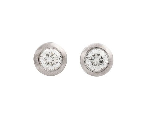 Paar Ohrstecker mit 2 Brillanten je ca. 1 ct, ca. GW (K) /SI2 Fluoreszenz schwach und 1x ca. 1,0 ct, ca. GW (K) /VVS-VS, Fluo