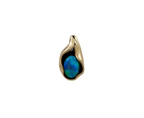 Anhänger mit ovalem Opal, GG 14K, 2,9 g, 1,8x0,9 cm, Durchzugsmöglichkeit für Kette oval 3x2 mm, Ende 20. Jh., leichte Trages