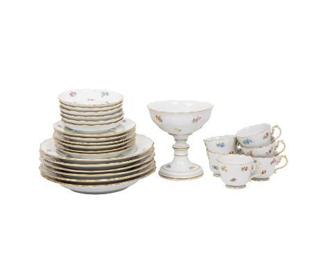 Überwiegend MEISSEN Teilservice 'Streublümchen', 1. Wahl, 19./20. Jh. 6 Kaffeetassen/Untertassen, 6 Speiseteller (D. ca. 24,5