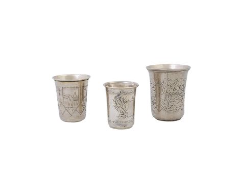 POLEN/RUSSLAND 3 Becher, Silber, 1845 und um 1900. Leicht konische Formen mit vegetabilen und architektonischen Gravuren, 1 B