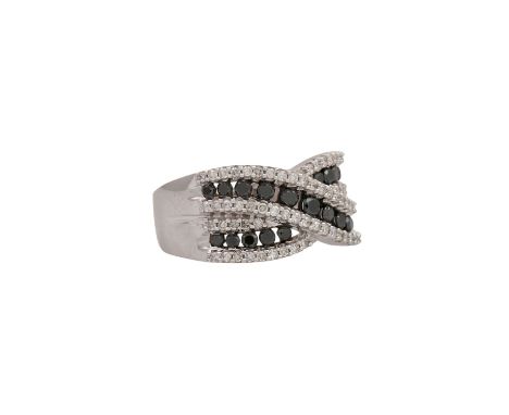 Ring mit schwarzen und weißen Diamanten, ca. 70 Achtkant-Diamanten zus. ca. 0,7 ct, ca. GW-GET (K-M)/SI-P2/3 und 21 schwarze 