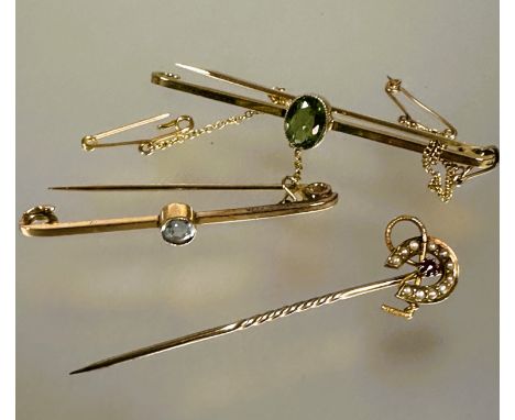 A 15ct gold Edwardian bar brooch set circular faceted aquamarine compete with safety chain L x 4.5cm 2.68g,&nbsp; a Edwardian