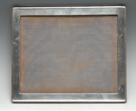 A large George V silver rectangular easel photograph frame, quite plain, 30cm high, the aperture 25.5cm x 20cm, A &amp; J Zim