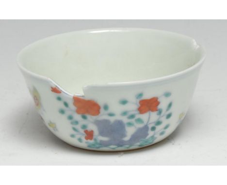 A Chinese wucai bowl, painted in polychrome with chickens and flowers, 8.5cm diam, six character seal mark (faults) 