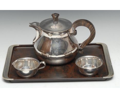 A German Jugendstil silver three-piece tea service on tray, comprising teapot, milk jug and sugar basin, planished overall, t