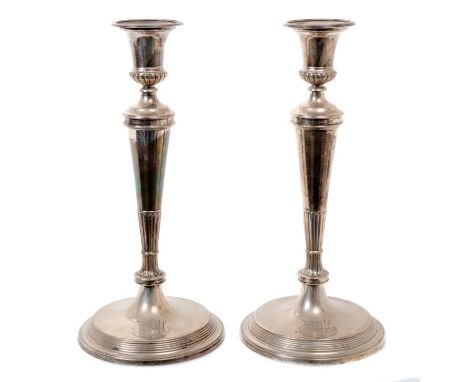 Pair of George III silver candlesticks with tapered columns, candle holders of urn form, with removable sconces, on stepped r