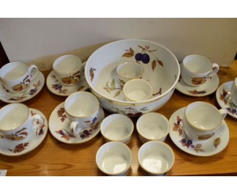 Quantity of Royal Worcester 'Evesham' pattern tableware  