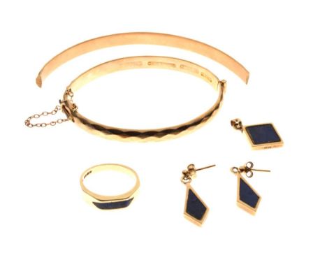 Suite of 9ct gold lapis lazuli mounted jewellery comprising: ring, pair of drop earrings and a pendant, together with a 9ct m