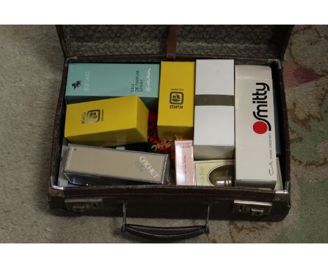 A SMALL SELECTION OF BOXED VINTAGE PERFUMES TO INCLUDE BLUE GRASS KIKU ETC CONTAINED IN A SMALL TRAVEL CASE. 