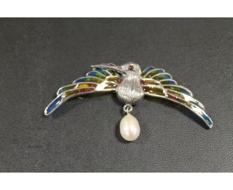 A SILVER AND ENAMEL HUMMINGBIRD BROOCH WITH PEARL DROPPER