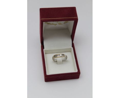 An 18k gold ring, inset single brilliant cut diamond, gross weight: 5.7g (in ring box) 