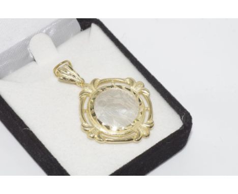Mother of pearl engraved pendant set in 14ct gold marked 14K, total weight: approx 4.45 grams ( tested as 14ct)