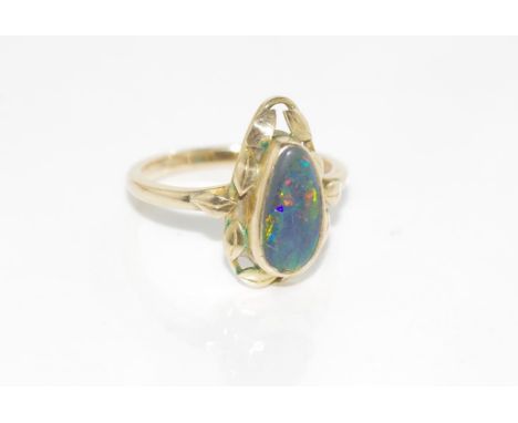 Vintage 15ct yellow gold & opal ring with leaves around the edge, weight: approx 3.8 grams, size: O/7 (unmarked but tested as