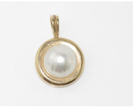 9ct yellow gold, mabe pearl enhancer / pendant weight: approx 12 grams, size: approx 3.5cm by 2.5cm including bale
