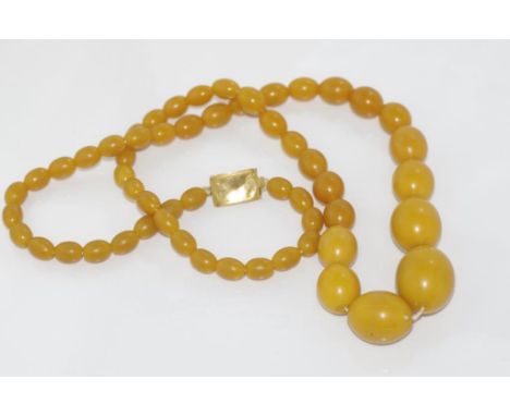 Vintage bakelite graduated yellow bead necklace with gold clasp, size: approx 54cm length