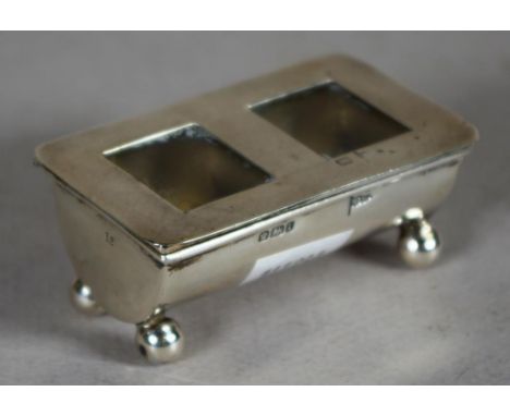 George V sterling silver stamp box Sheffield 1928, makers Walker & Hall. Lid opens to 2 internal sections. On 4 ball feet. We