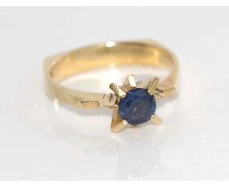 Retro 9ct yellow gold and sapphire ring weight: approx 3.29 grams, size: N-O/7