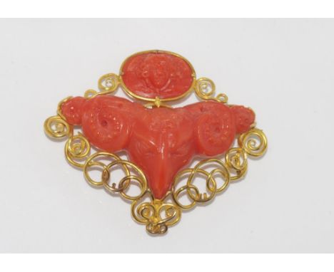 Vintage 18ct yellow gold brooch set with coral weight: approx 14.15 grams, size: approx 5.5 by 4.25cm