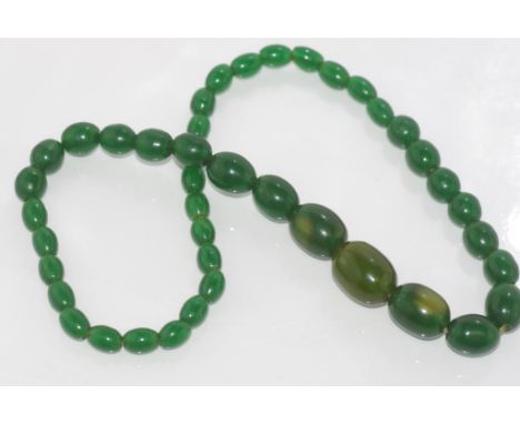 Vintage graduated green bead necklace (possibly bakelite), size: approx 43cm length