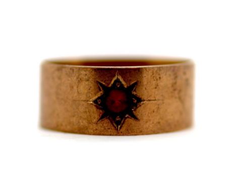 Vintage 9ct yellow gold band with garnet weight: approx 3.25 grams, size: Q/8